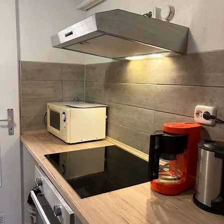 Renovated Near With Single Beds Apartament